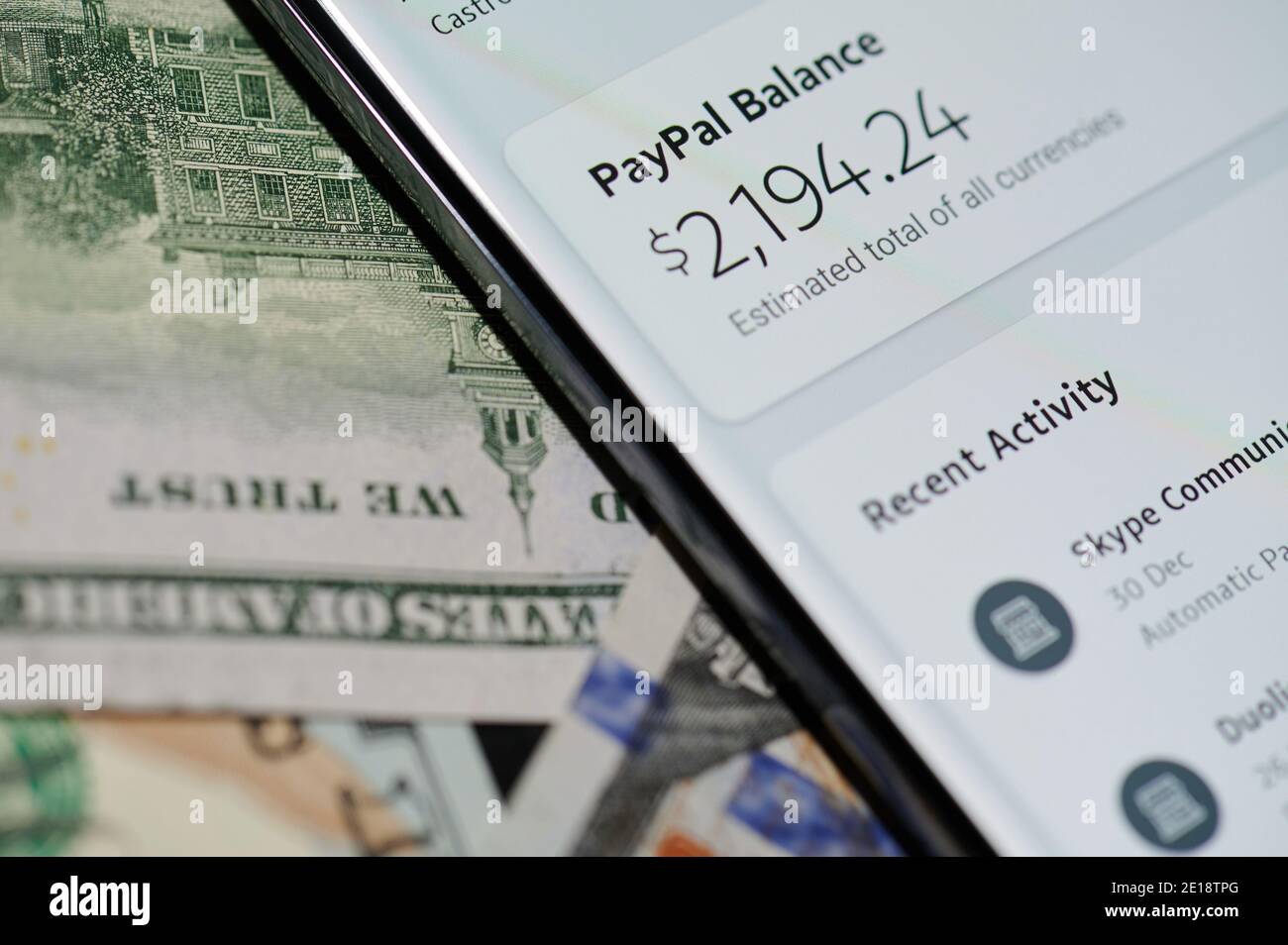 New york, USA - 5. Januar 2021: PayPal-Guthaben auf dem Smartphone-Bildschirm im Dollar-Banknotenhintergrund Stockfoto