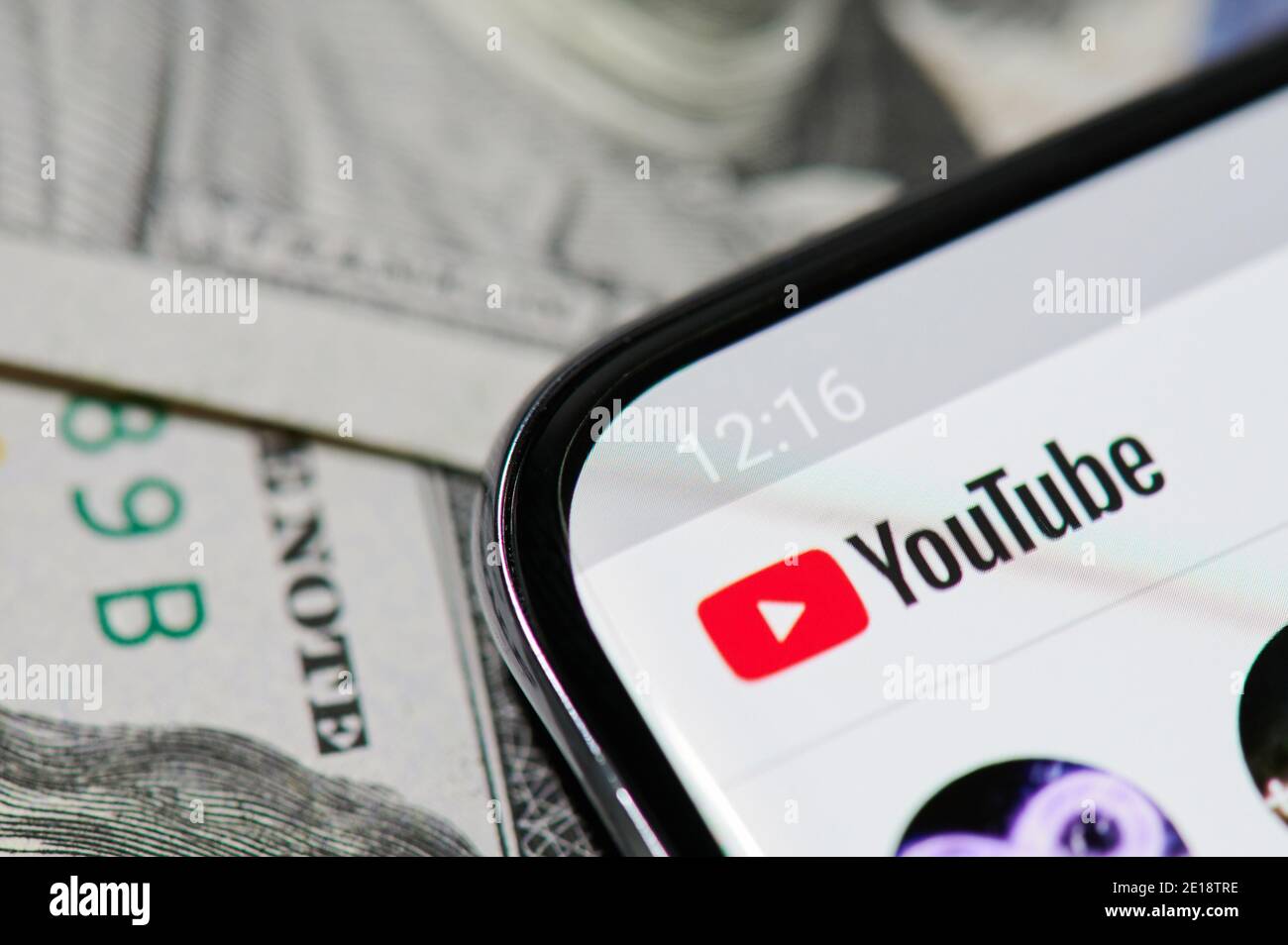 New york, USA - 5. Januar 2021: YouTube-App auf Dollar Hintergrund Smartphone-Bildschirm Nahaufnahme Stockfoto