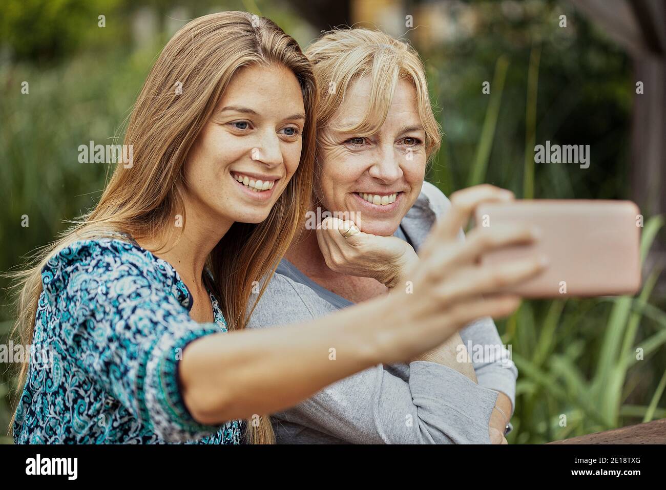 Frau mit ihrer Schwiegermutter nimmt Selfie Stockfoto