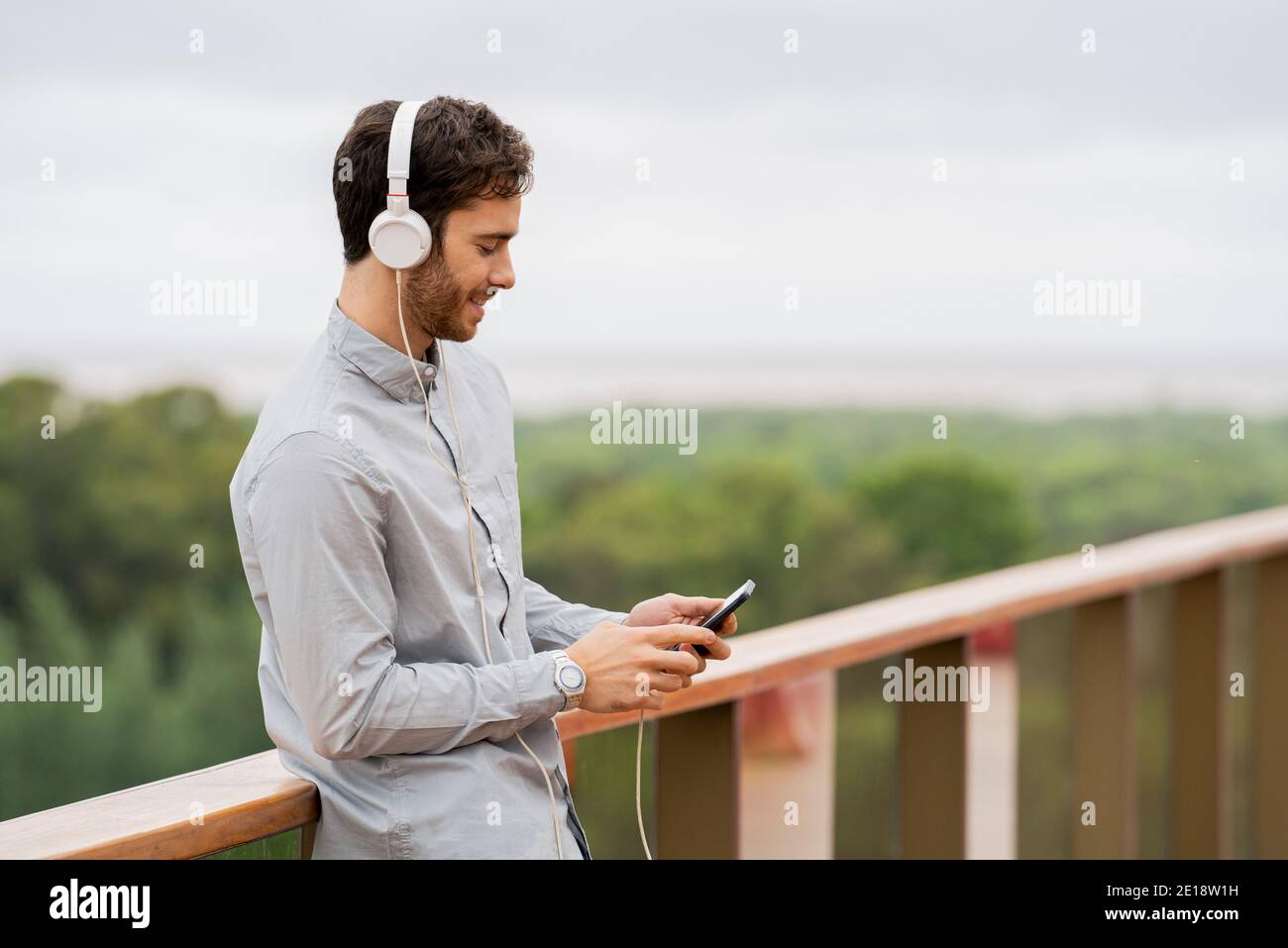 Junger Mann Musik hören auf smartphone Stockfoto
