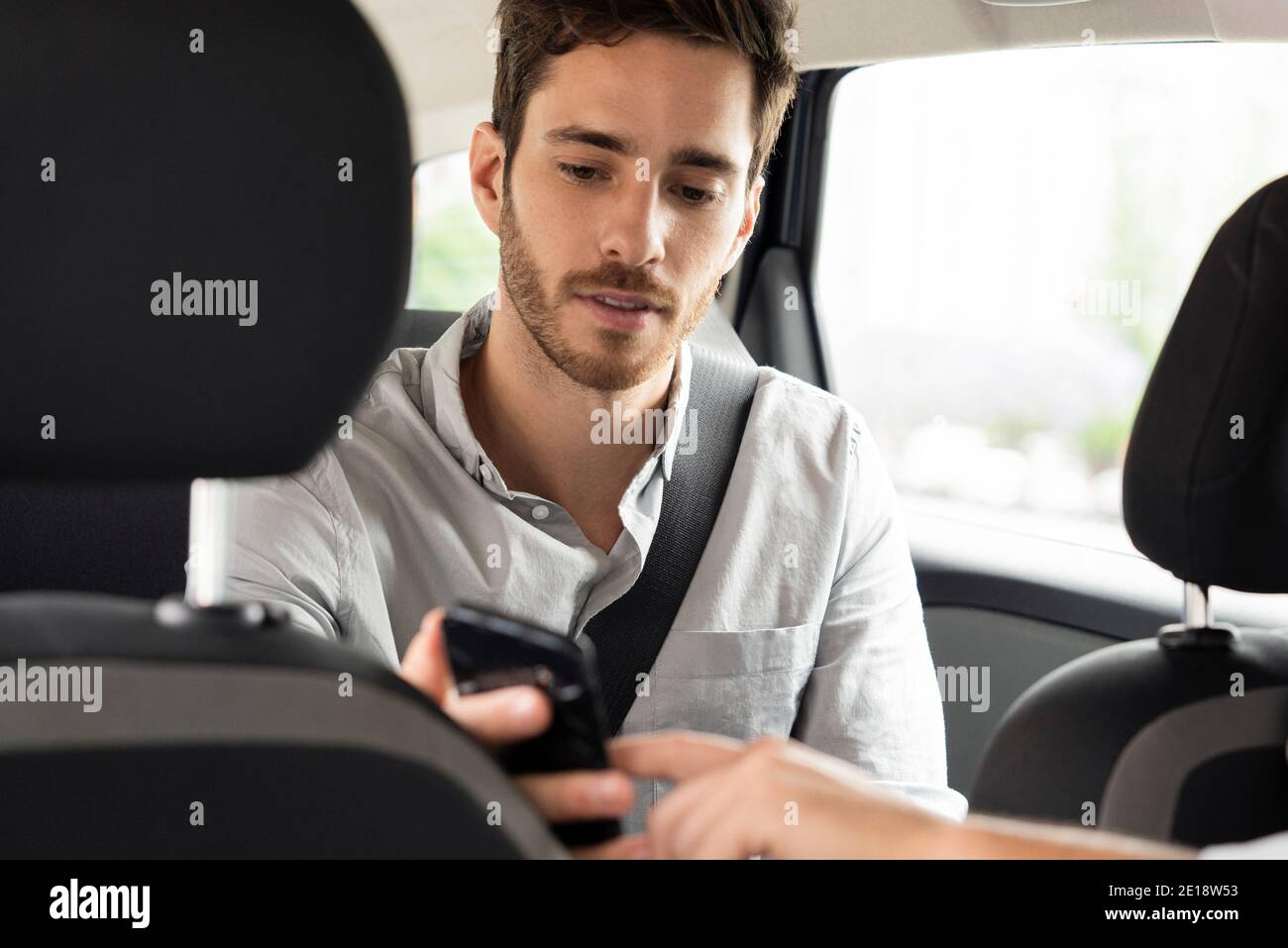 Touchscreen mit der Hand des Taxifahrers Stockfoto