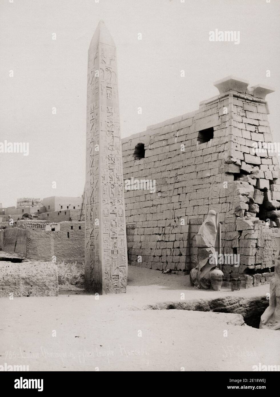 Vintage 19. Jahrhundert Foto - Obelisk und Pylon, der Tempel von Ramses, Luxor, Ägypten. Stockfoto