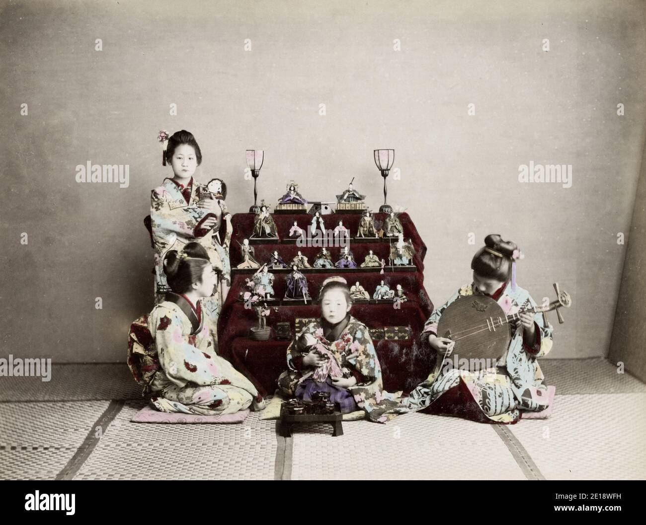 Vintage 19. Jahrhundert Foto - Meiji Ära Japan: Girls Festival, März. Hinamatsuri, auch Doll's Day oder Girls' Day genannt, ist ein besonderer Tag in Japan. Jedes Jahr am 3. März gefeiert, werden auf den mit rotem Teppichmaterial bedeckten Plattformen ornamentale Puppen ausgestellt, die den Kaiser, die Kaiserin, die Begleiter und Musiker in traditioneller Hoftracht der Heian-Zeit darstellen. Stockfoto