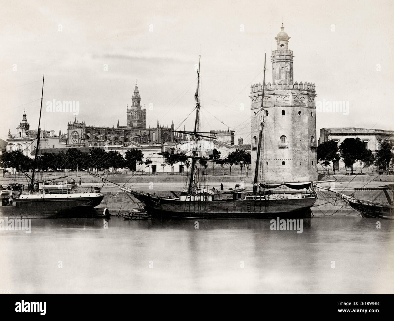 Vintage 19. Jahrhundert Foto - der Torre del Oro ist ein dodekagonaler militärischer Wachturm in Sevilla, Südspanien. Sie wurde vom Almohaden-Kalifat errichtet, um den Zugang nach Sevilla über den Guadalquivir-Fluss zu kontrollieren. Der Turm wurde im ersten Drittel des 13. Jahrhunderts erbaut und diente im Mittelalter als Gefängnis. Stockfoto