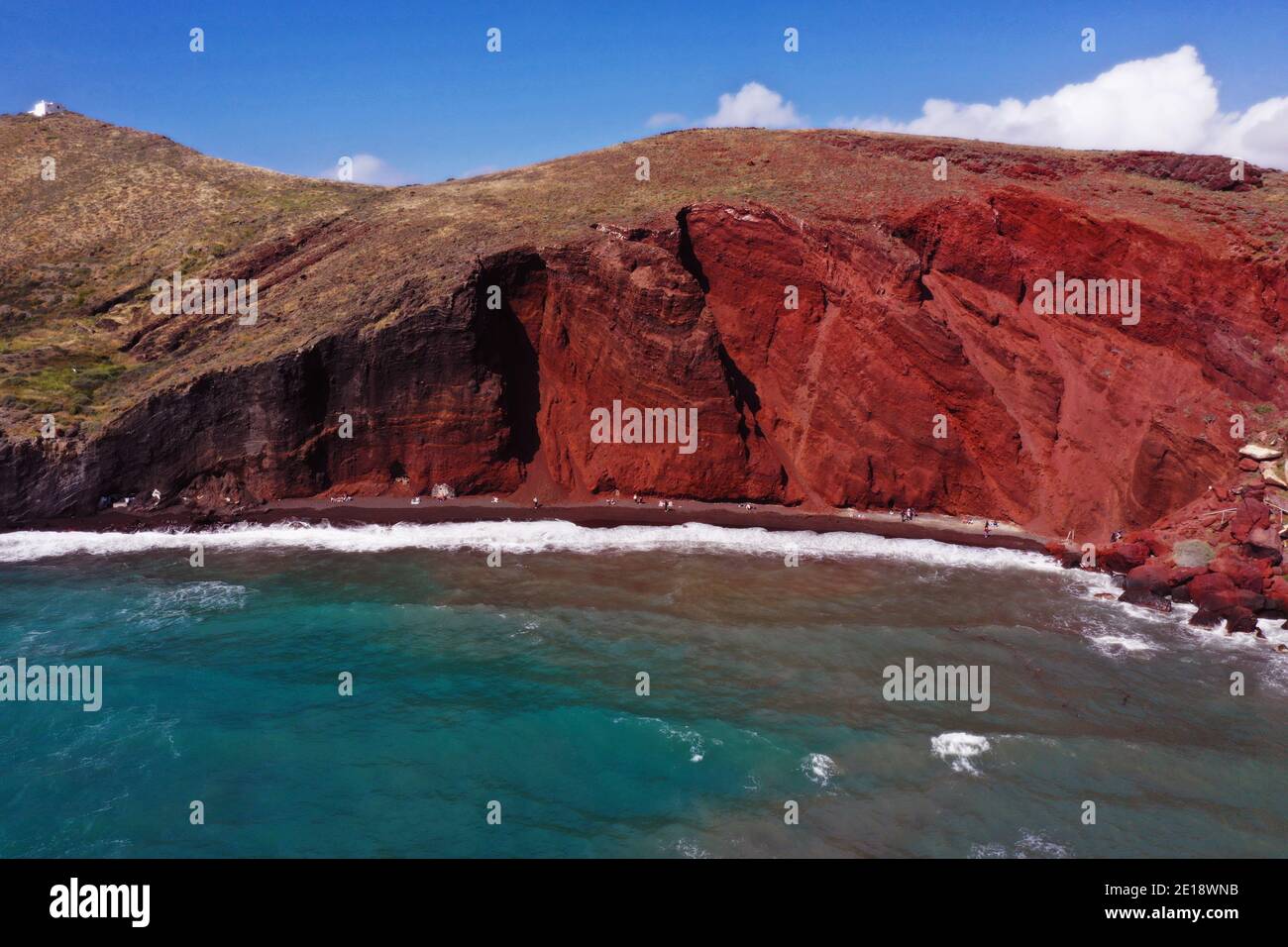 Luftaufnahme des roten Strandes auf Santorini Insel Stockfoto