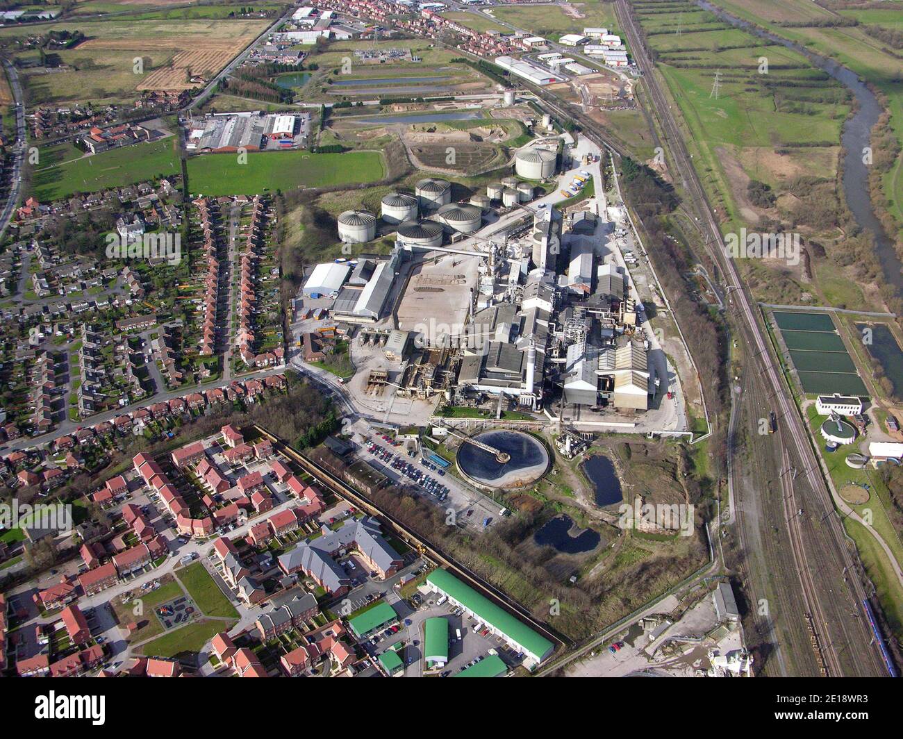 Luftaufnahme der ehemaligen Zuckerrübenverarbeitungsfabrik BSC British Sugar Corporation in Acomb, York, Großbritannien. Aufgenommen 2006, ein Jahr später geschlossen. Stockfoto