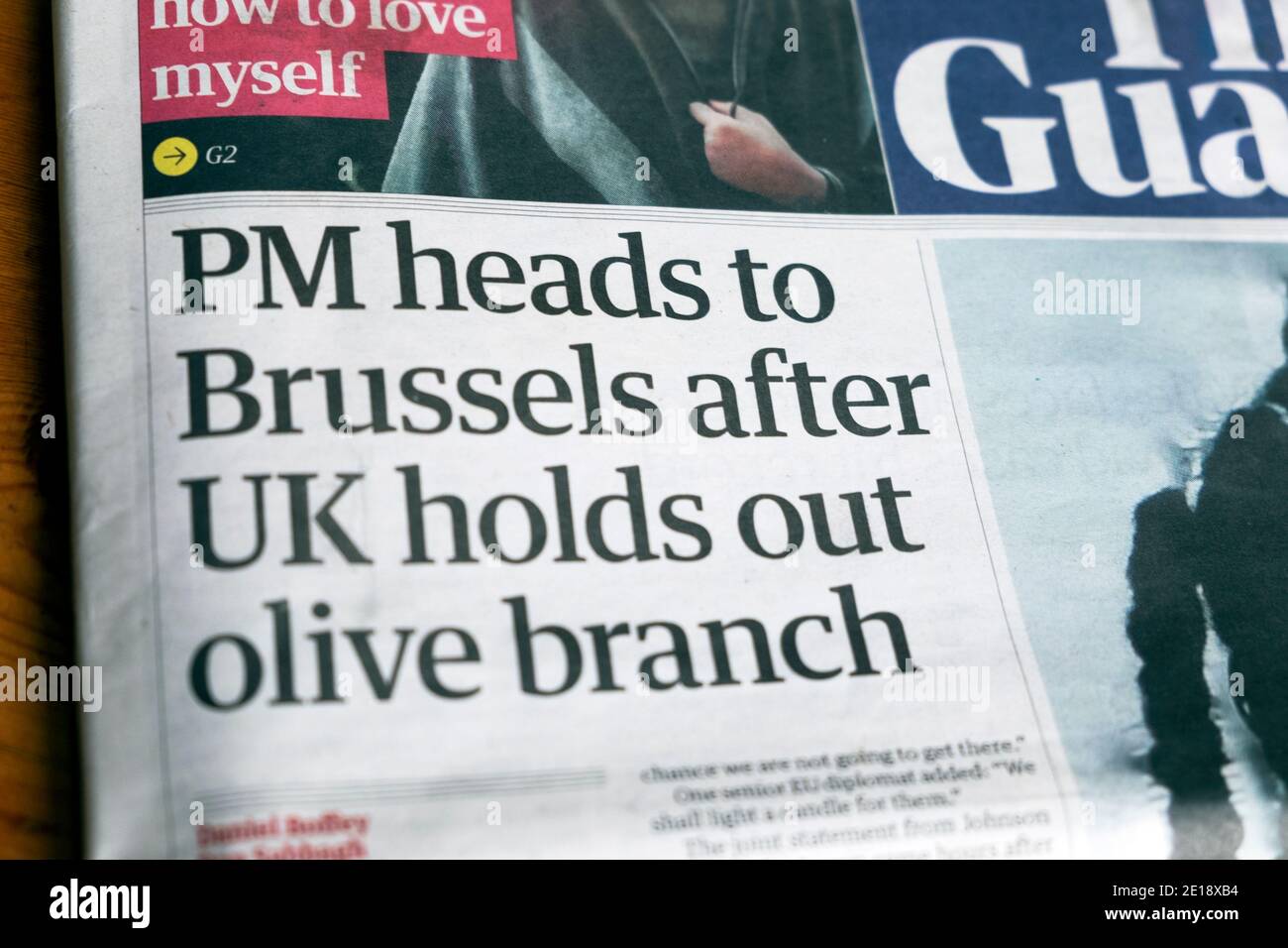 'PM geht nach Brüssel, nachdem Großbritannien seine Olivenzweigen aushält' Schlagzeile der Guardian Zeitung am 8. Dezember 2020 in London VEREINIGTES KÖNIGREICH Stockfoto