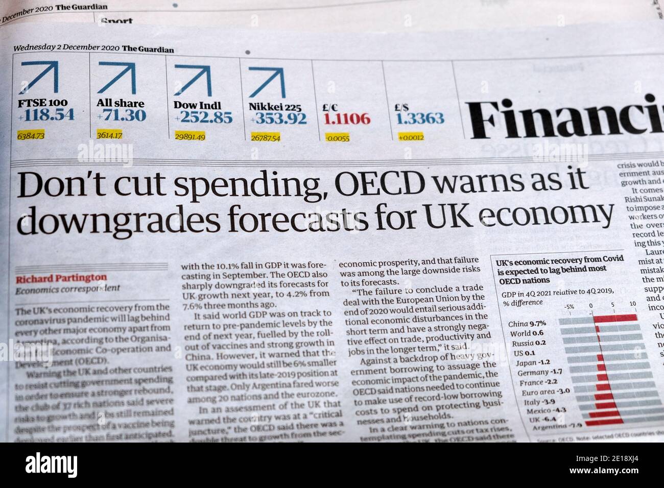 "Die Ausgaben nicht kürzen die OECD warnt, da sie die Prognosen für herabstuft Britische Wirtschaftszeitung Guardian Financial Headline am 2. Dezember 2020 London, England, Großbritannien Stockfoto