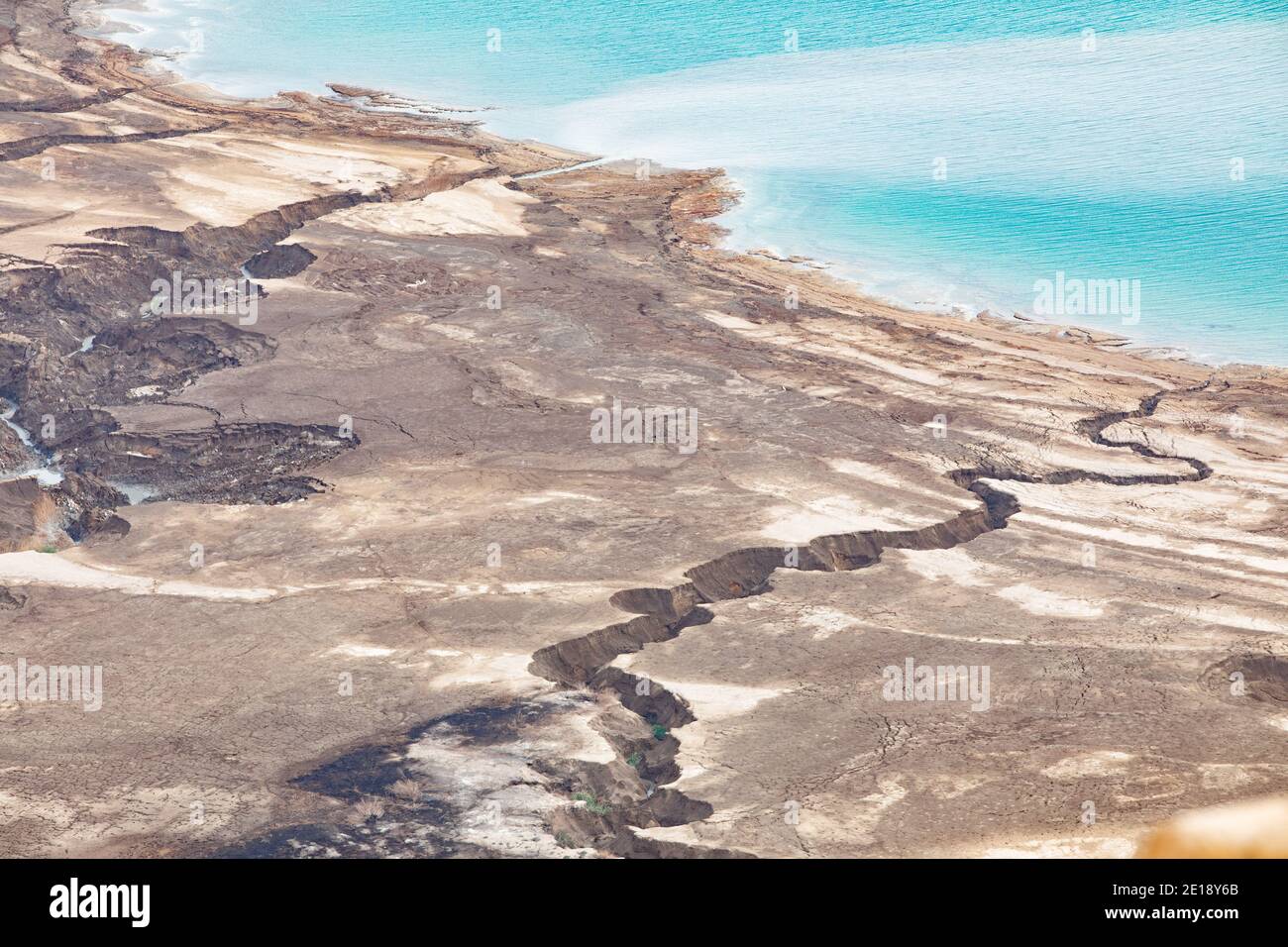 Erhöhte Ansicht einer Sinkhole am Ufer des Toten Meeres, Israel Stockfoto