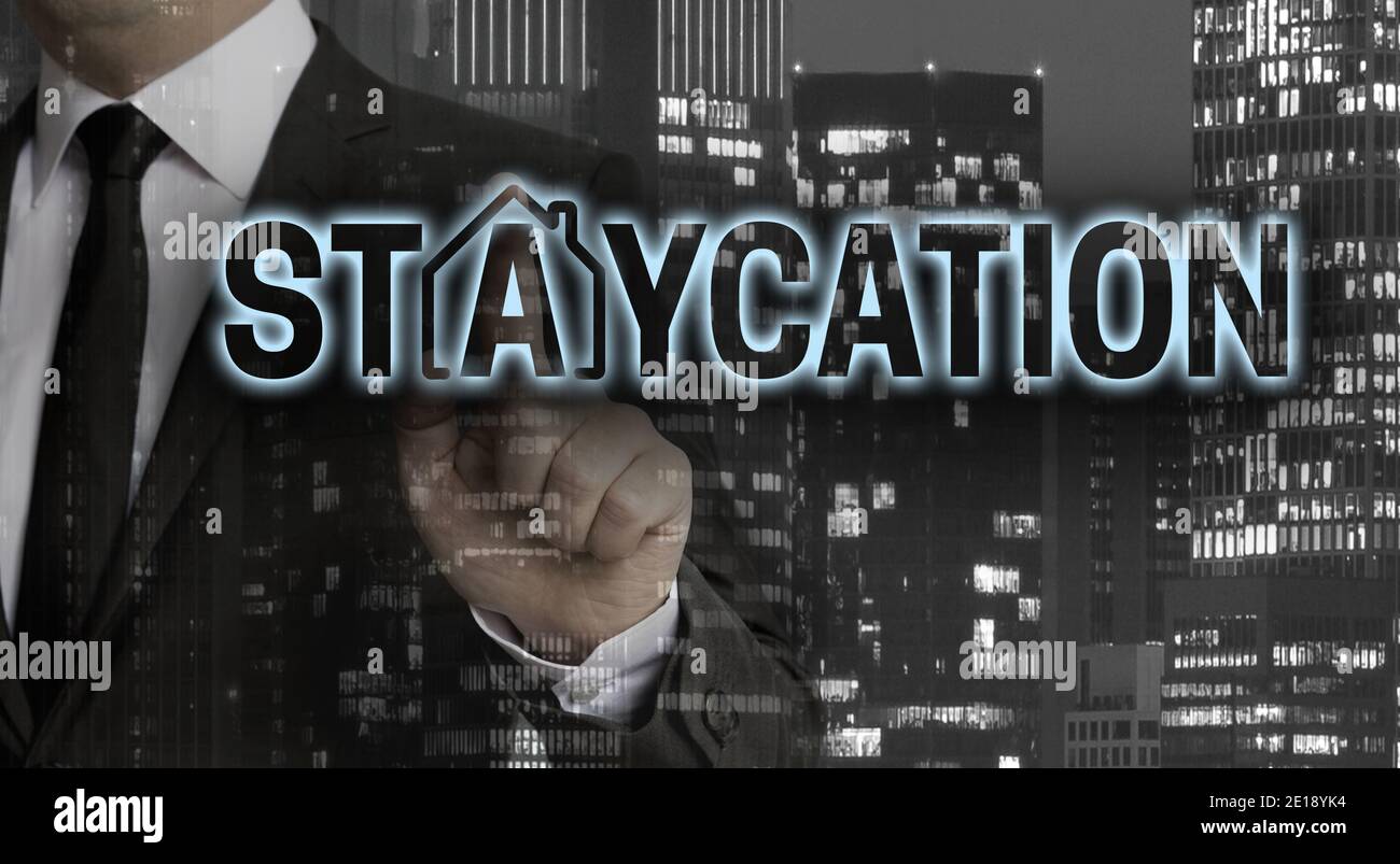 Staycation Konzept wird von Geschäftsmann gezeigt. Stockfoto