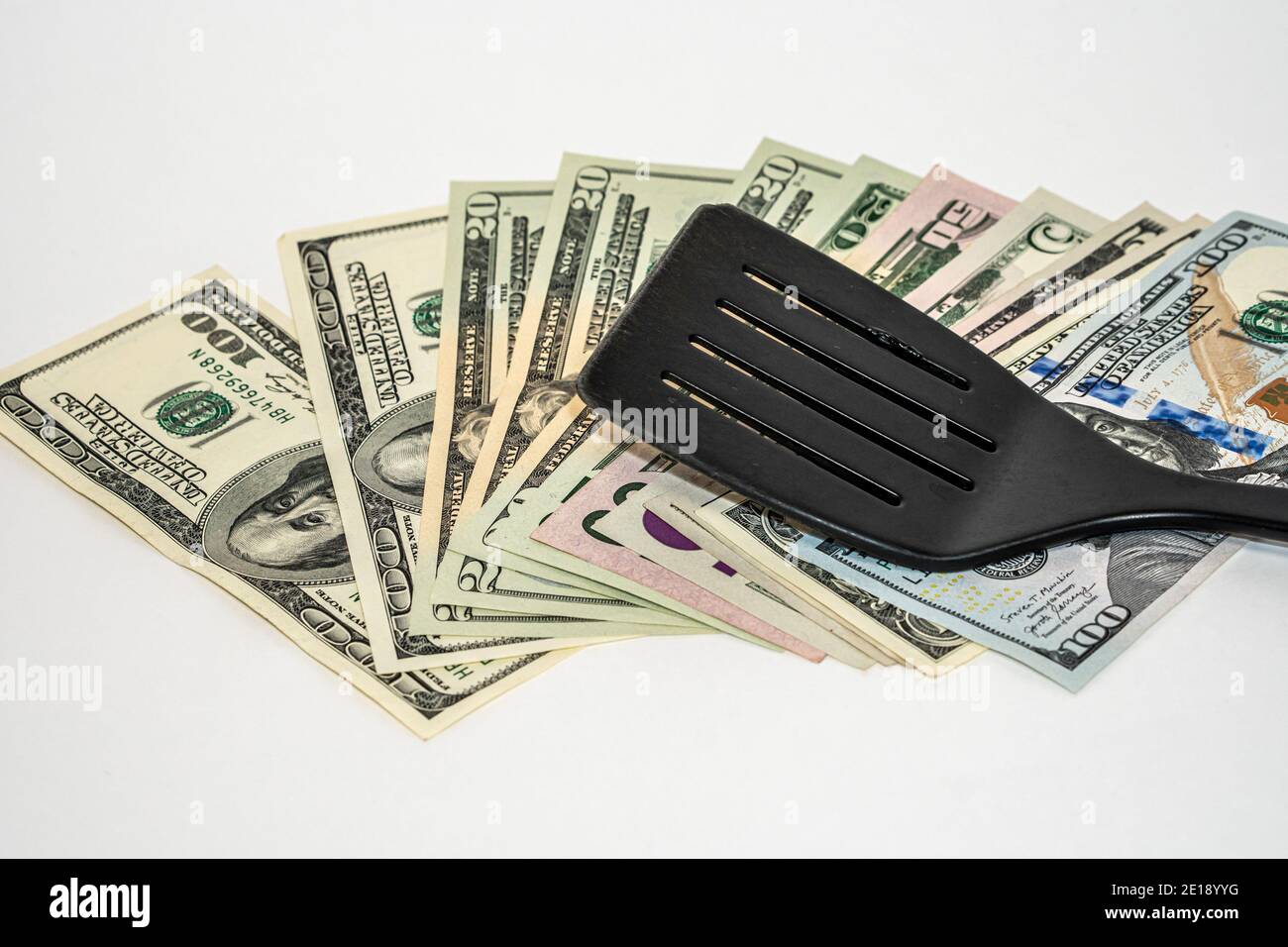 Schwarzer Kunststoff Küchenspatel auf amerikanischen Dollar Stockfoto