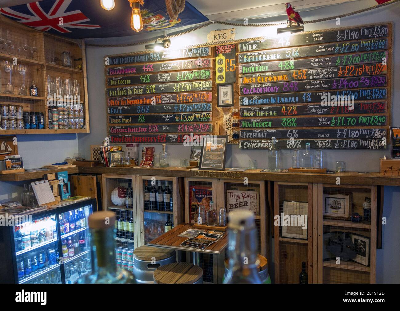 Craft Ale Bier-Menü in den Verkostungsräumen von Caskaway in Oxford Street, Southampton, England, Großbritannien Stockfoto