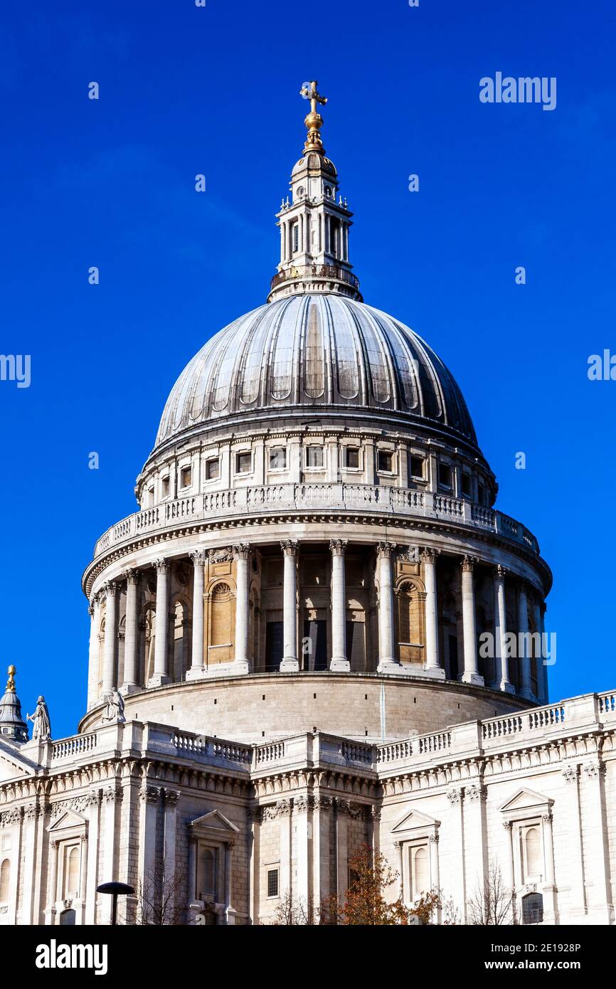 St. Paul's Cathedral in London England von Sir gebaut Christopher Wren, die ein beliebtes Touristenziel Besucher Wahrzeichen Des Stadtbestands Stockfoto