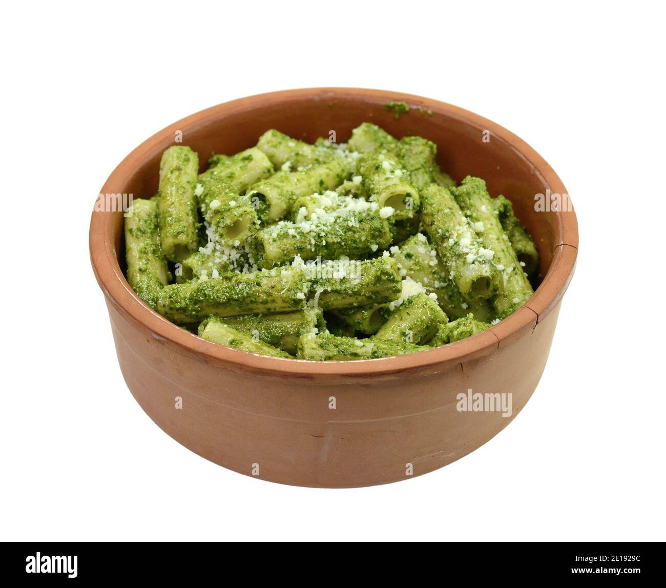 Pasta mit original Pesto grüne Sauce in Genua (Genua) Italien auf weißem Hintergrund, Pasta mit Basilikum Pesto Kräuter isoliert. Italienisches Essen. Stockfoto