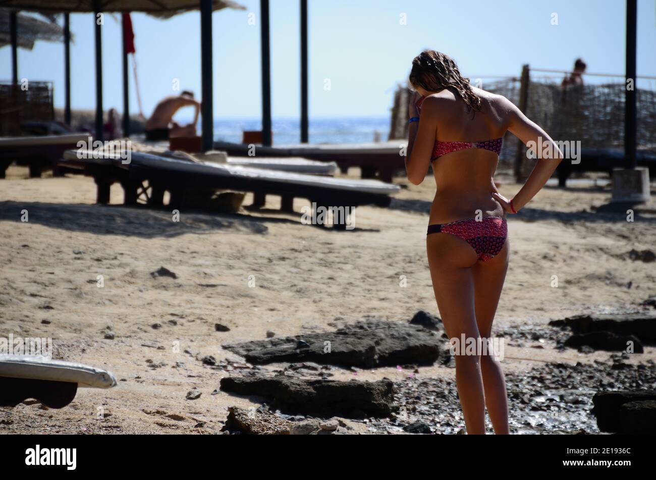 junge-frau-im-bikini-die-im-urlaub-am-strand-steht-stockfotografie-alamy