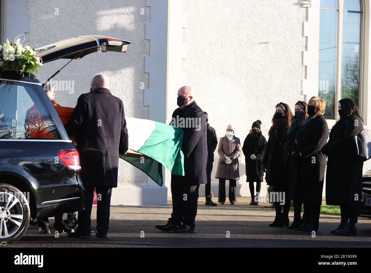 Bernadette Sands McKevitt (zweite rechts), die Frau des ehemaligen Real IRA-Führers Michael McKevitt, sieht zu, wie sein Sarg in der Kirche für seine Beerdigung in Blackrock, Co Louth, ankommt. Stockfoto