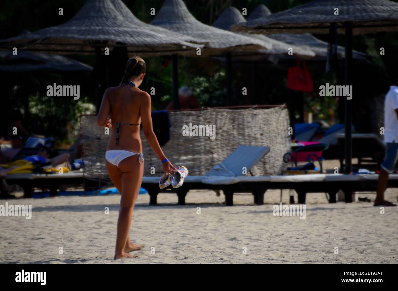 Junge Frau trägt Bikini am Strand geht in den Urlaub Stockfoto