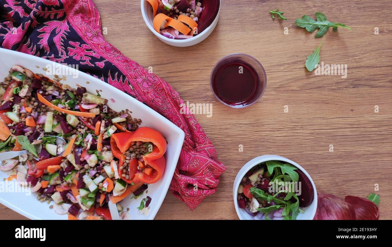 Gemischte bunte Salatansicht von oben auf Holztisch Stockfoto