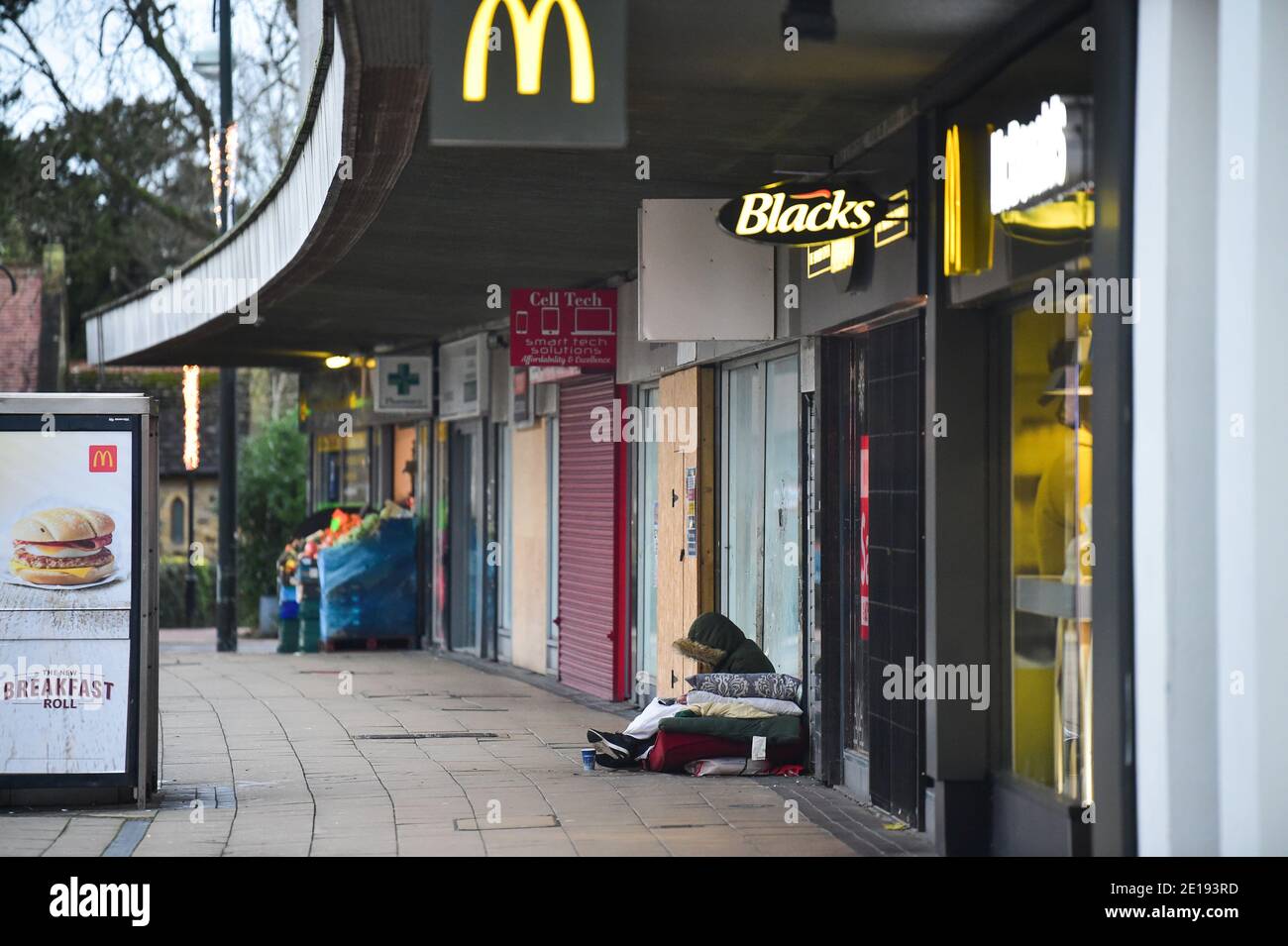 Crawley UK 5. Januar 2021 - das Stadtzentrum von Crawley ist heute ruhig, nachdem der Premierminister Boris Johnson gestern die neuesten COVID-19-Sperrbeschränkungen für England angekündigt hatte. Die West Sussex Stadt Crawley hat eine der höchsten Anstieg in Fällen im Südosten und seine Wirtschaft leidet auch schlecht wegen seiner Nähe zum Flughafen Gatwick : Credit Simon Dack / Alamy Live News Stockfoto