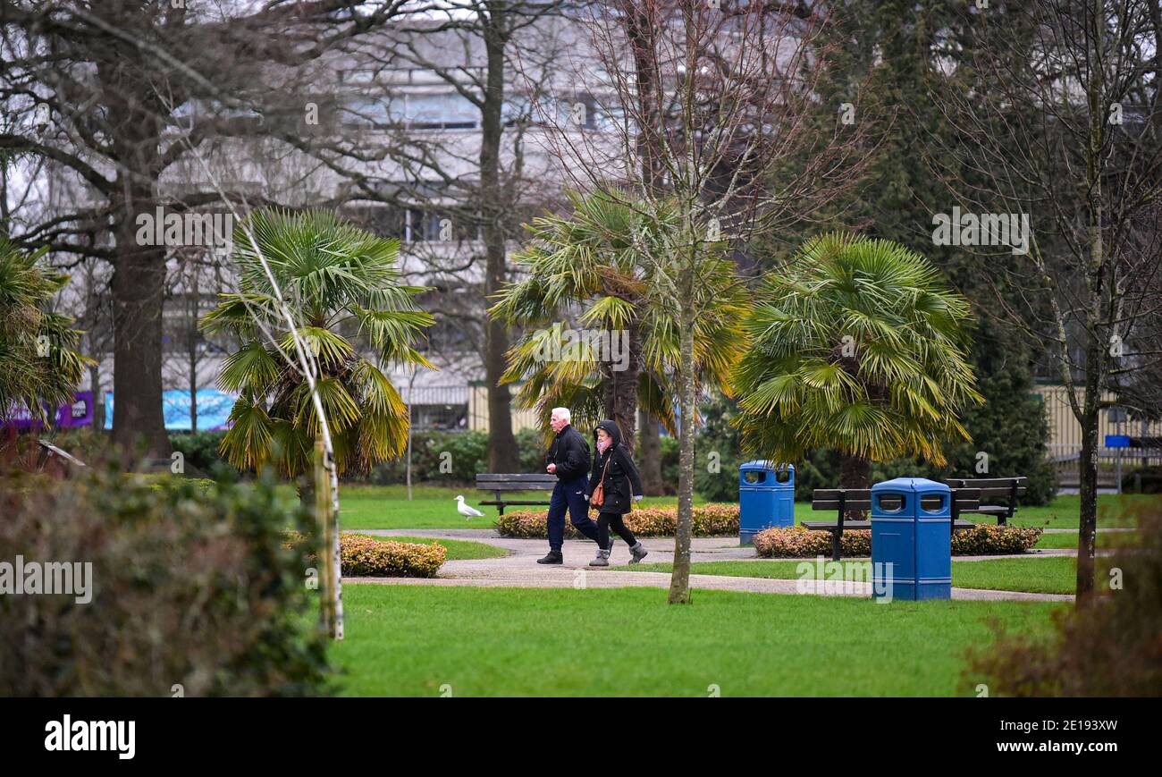 Crawley UK 5. Januar 2021 - die Crawley Memorial Gardens im Stadtzentrum sind heute ruhig, nachdem der Premierminister Boris Johnson gestern die neuesten COVID-19-Sperrbeschränkungen für England angekündigt hat. Die West Sussex Stadt Crawley hat eine der höchsten Anstieg in Fällen im Südosten und seine Wirtschaft leidet auch schlecht wegen seiner Nähe zum Flughafen Gatwick : Credit Simon Dack / Alamy Live News Stockfoto