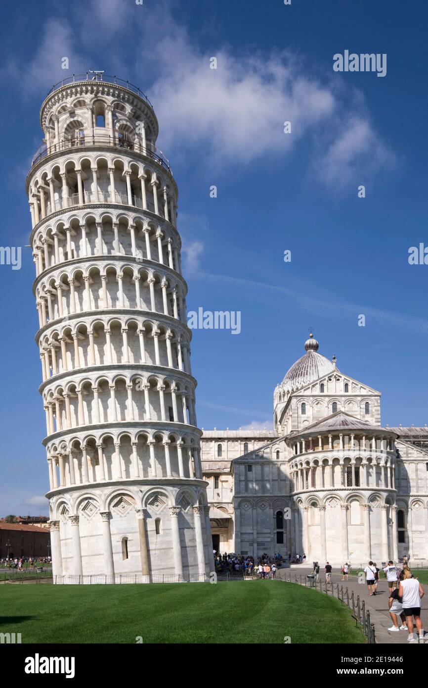 Italien, Toskana, Pisa: Der Turm und die Kathedrale (Cattedrale Metropolitana Primaziale di Santa Maria Assunta) Stockfoto