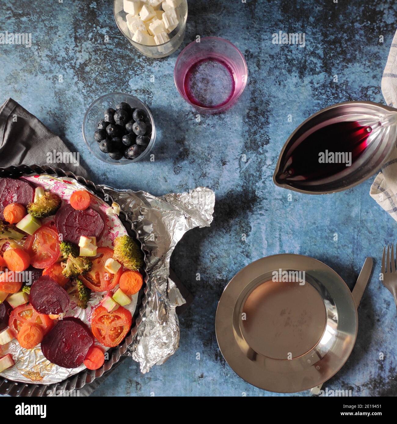 Bunt gemischtes rotes, violettes und orangefarbenes Backgemüse Stockfoto