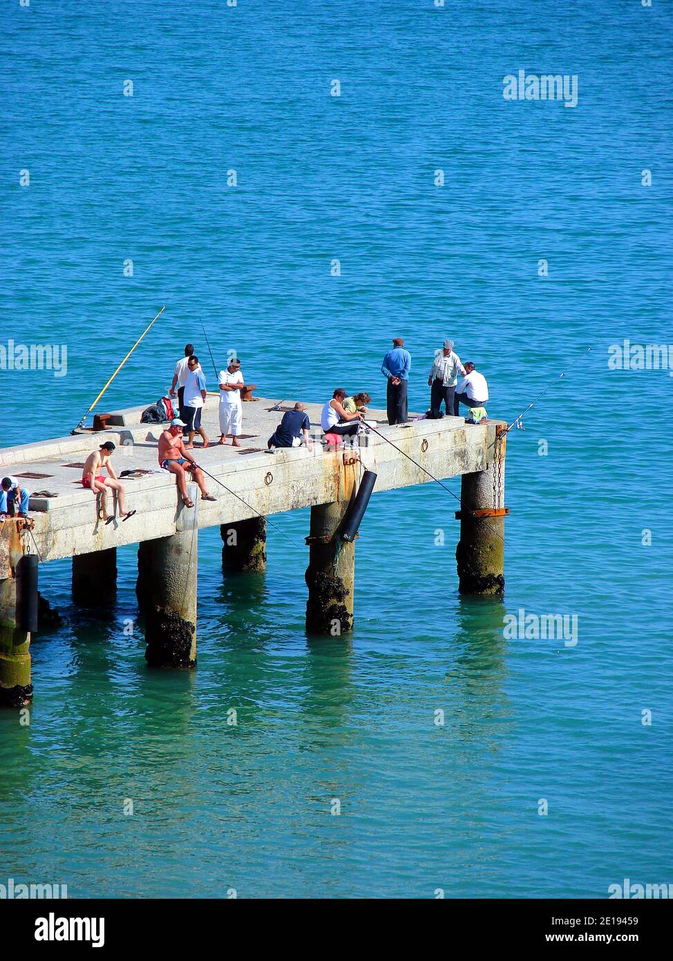 ANGELN =Rod Fishermen auf einem Pier in Portugal im Jahr 2007 Stockfoto