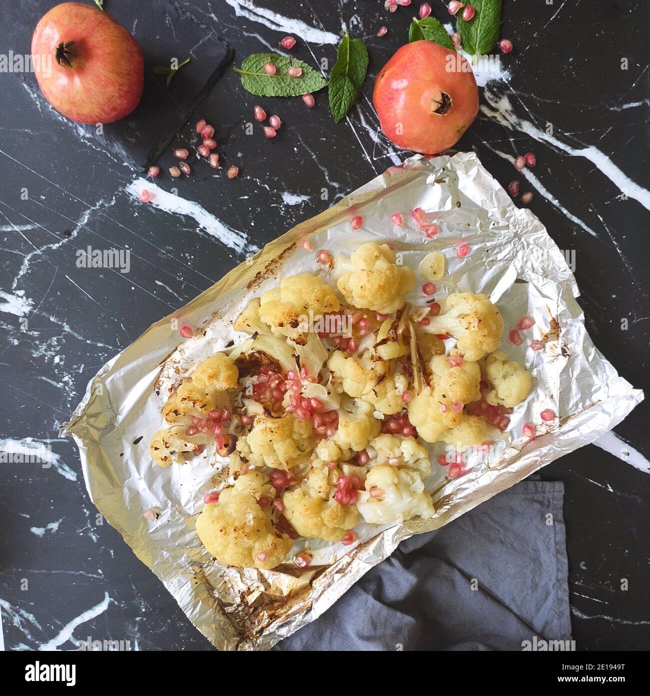 Gegrillter Blumenkohl und Granatapfelkerne Stockfoto