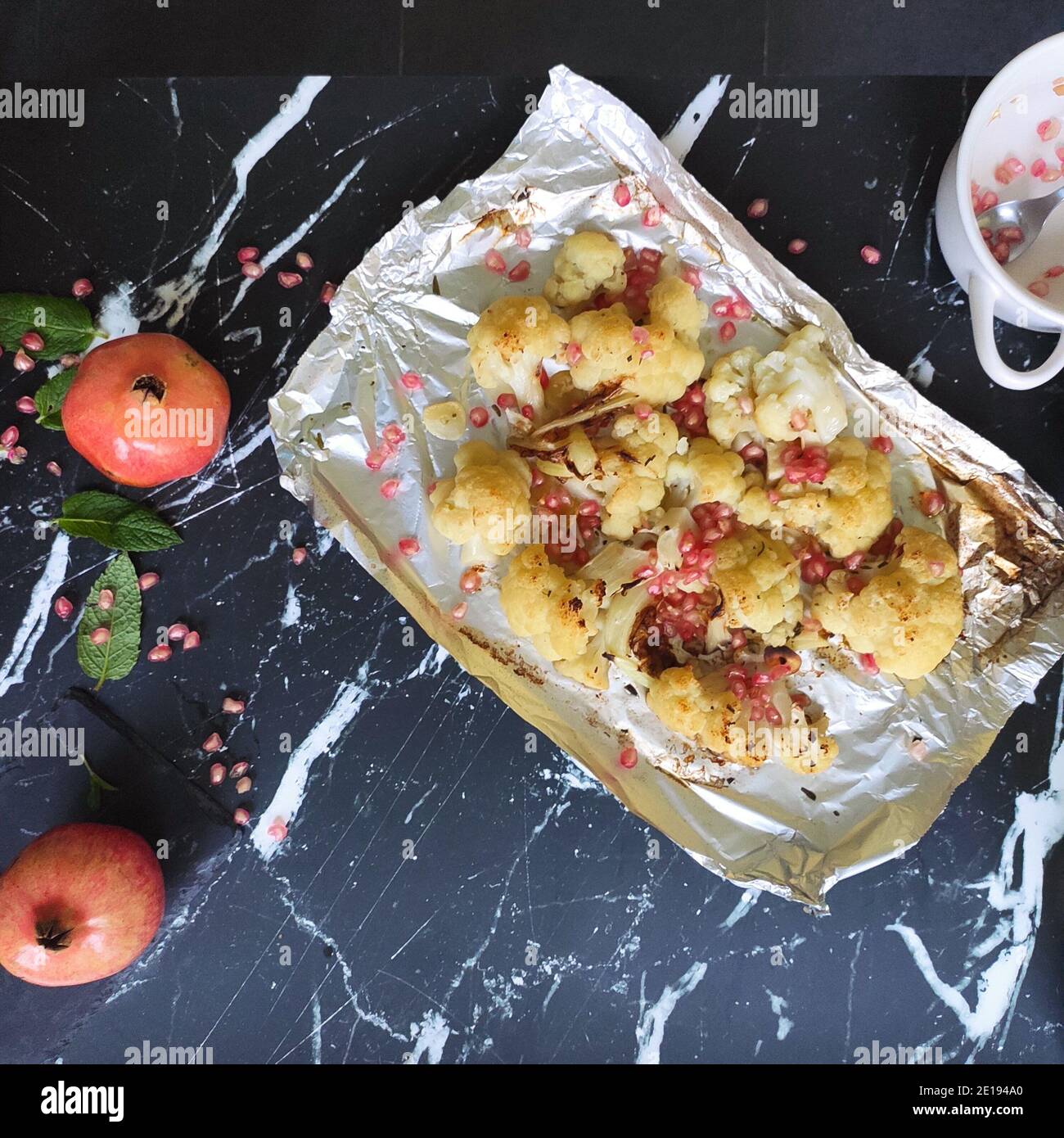Gegrillter Blumenkohl und Granatapfelkerne Stockfoto