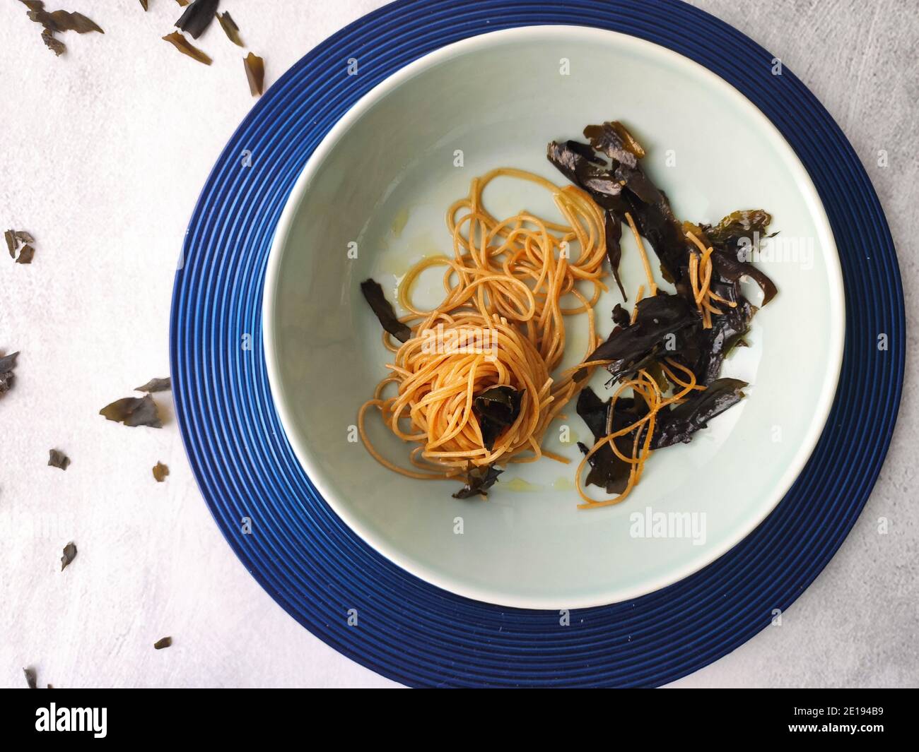 Kombu Seetang Spaghetti in einem blauen Teller Stockfoto