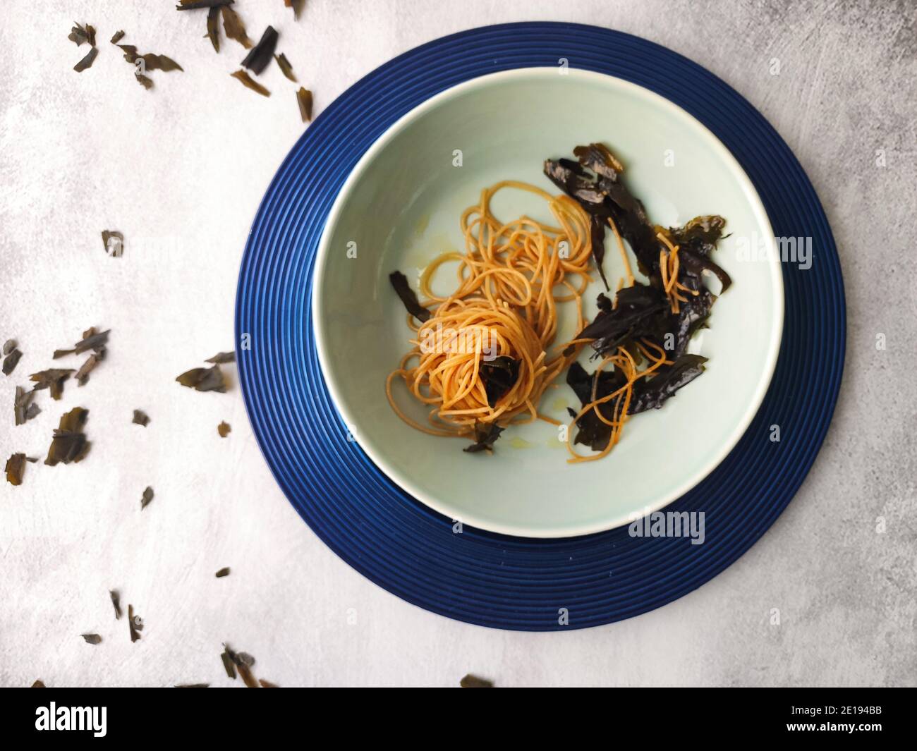 Kombu Seetang Spaghetti in einem blauen Teller Stockfoto
