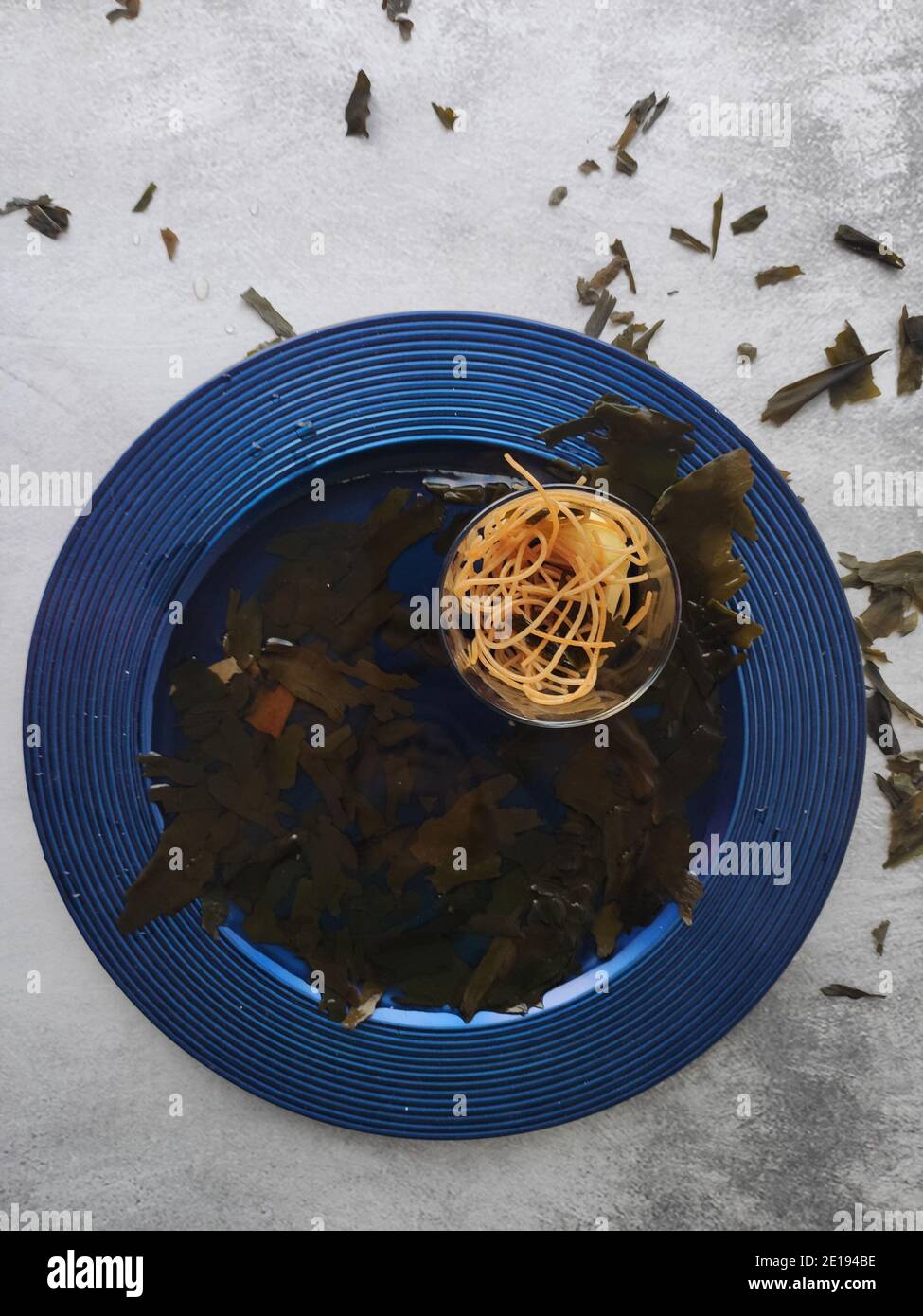 Kombu Seetang Spaghetti in einem blauen Teller Stockfoto