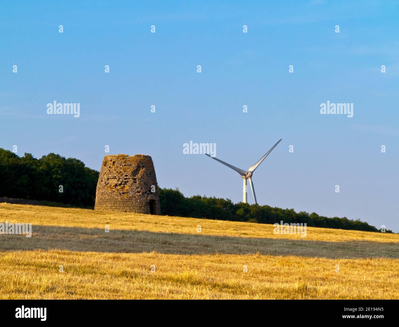 Senvion MM82/2050 Windturbine und Ruinen der alten Windmühle bei Carsington Weide bei Brassington in der Derbyshire Dales England Stockfoto