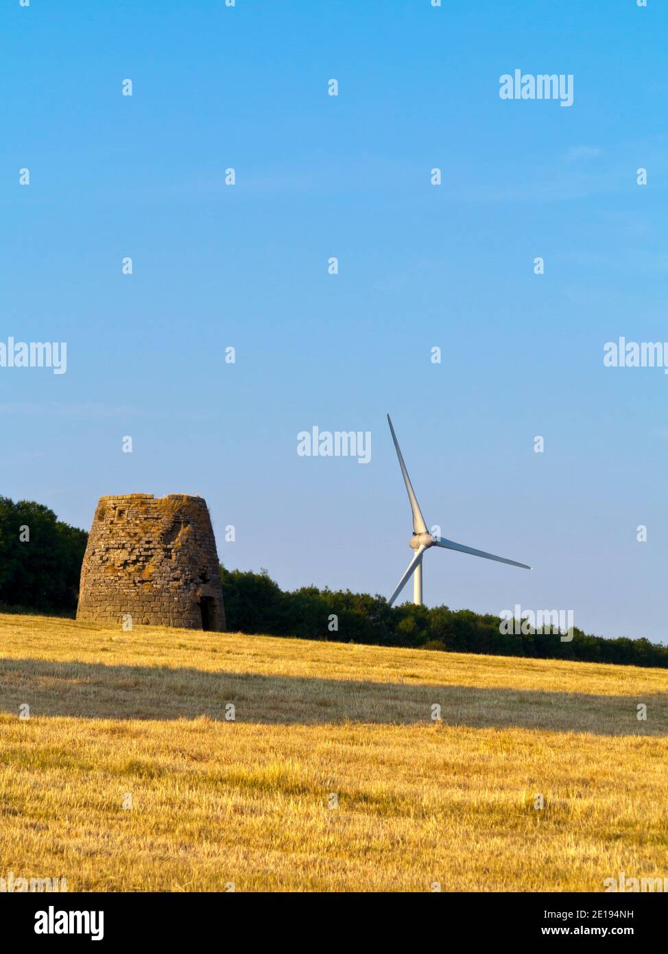 Senvion MM82/2050 Windturbine und Ruinen der alten Windmühle bei Carsington Weide bei Brassington in der Derbyshire Dales England Stockfoto