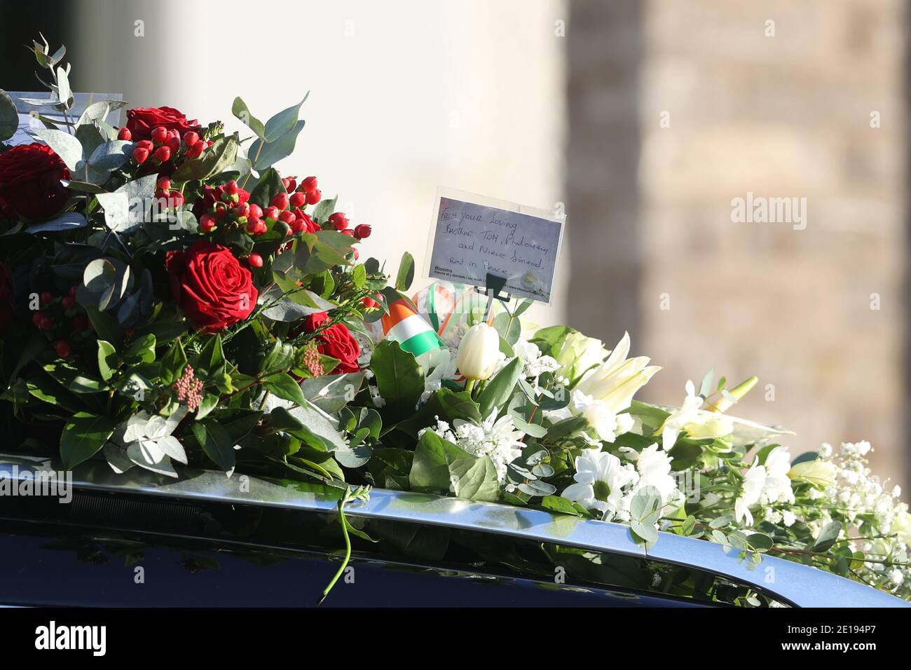 Florale Tribute auf der Beerdigung Cortege des ehemaligen Real IRA Führer Michael McKevitt bei seiner Beerdigung in Blackrock, Co Louth. Stockfoto