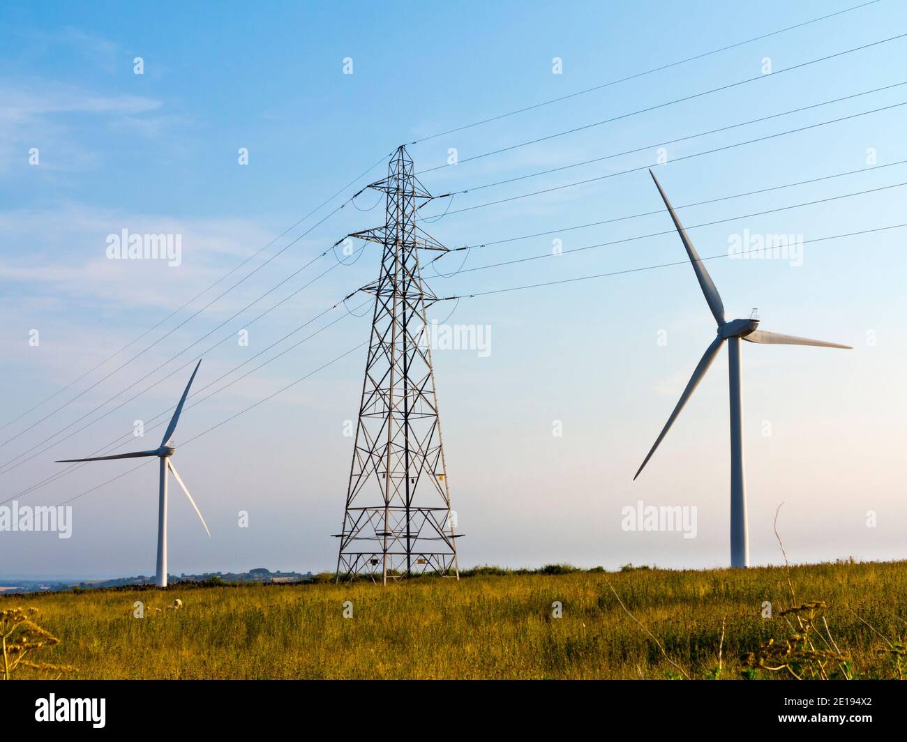Senvion MM82/2050 Windturbinen und Strommast auf der Carsington Weide In der Nähe von Brassington in der Derbyshire Dales England Stockfoto