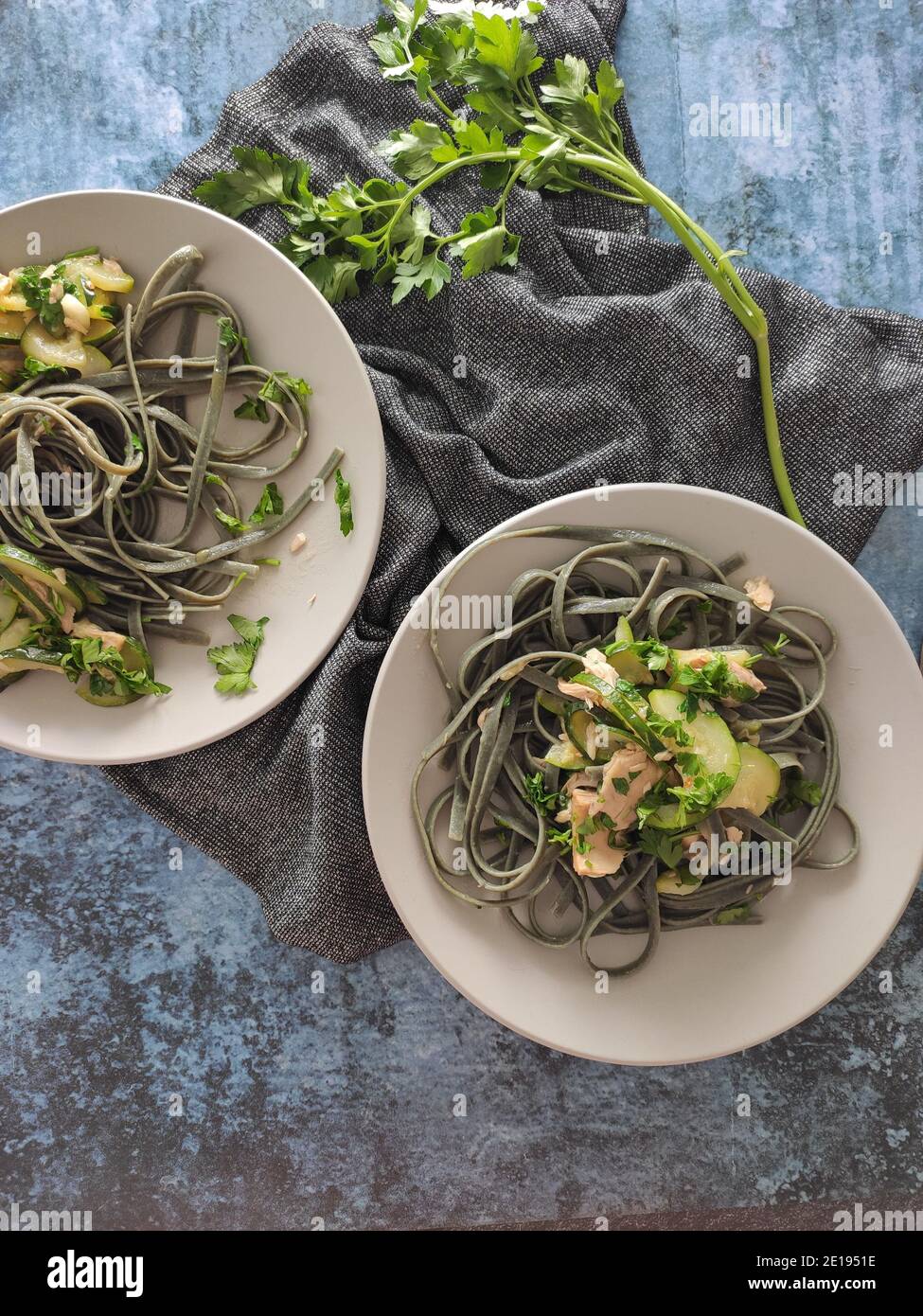 Italienische Linguine Pasta mit Zucchini und Lachs Stockfoto
