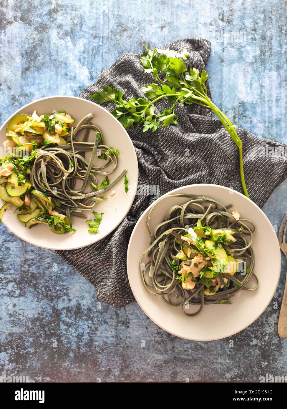 Italienische Linguine Pasta mit Zucchini und Lachs Stockfoto