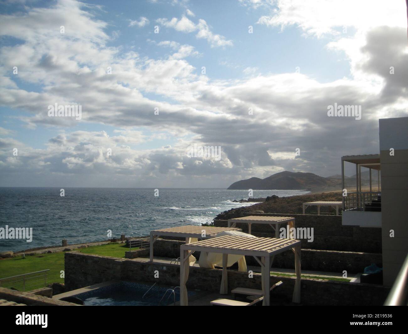 Leeres Hotel Resort an einem Strand auf kreta unter dramatisch Himmel Stockfoto