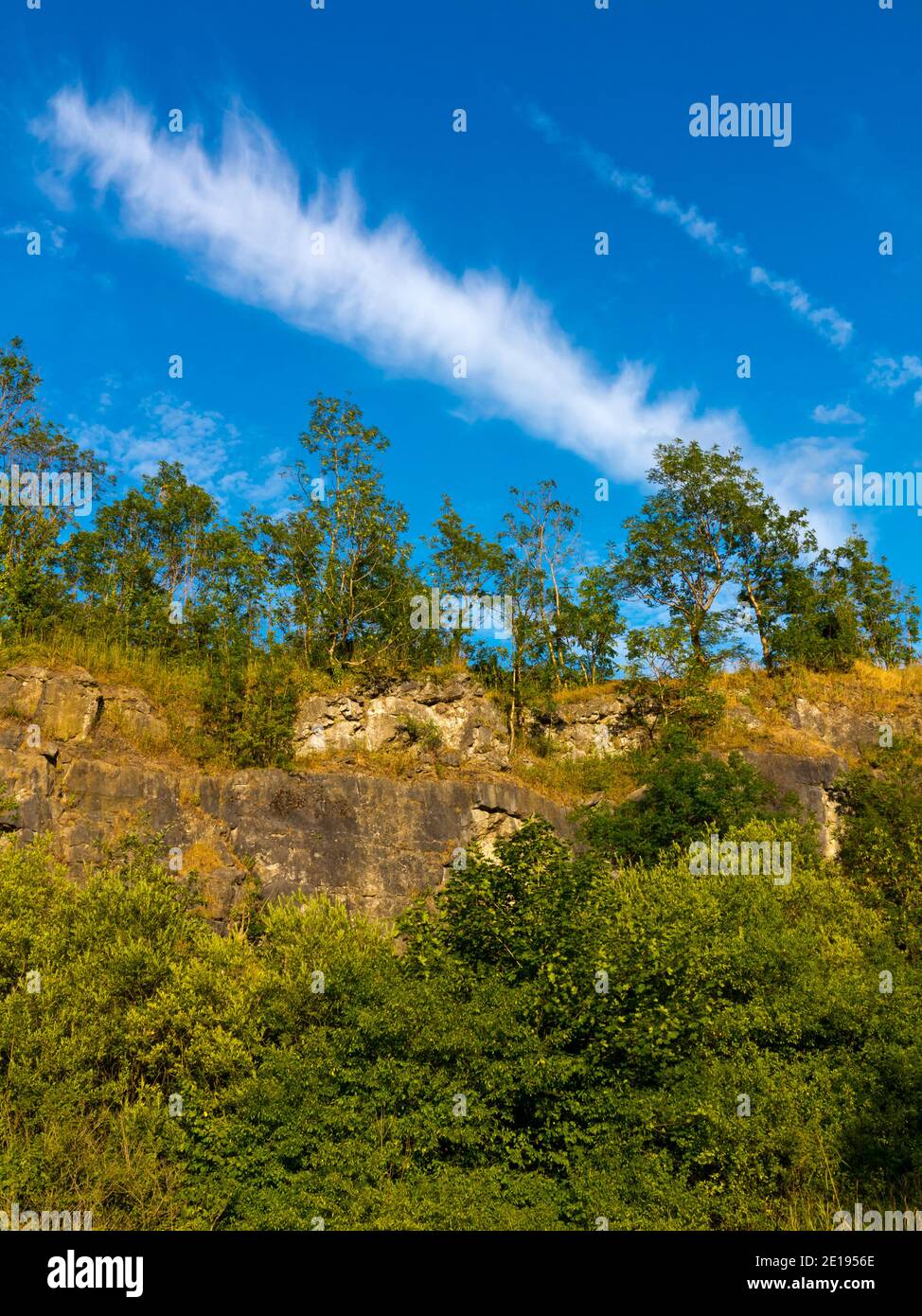 Der alte Steinbruch wurde im Stoney Wood in Wirksworth Derbyshire Peak District England in einen öffentlichen Raum umgewandelt. Stockfoto