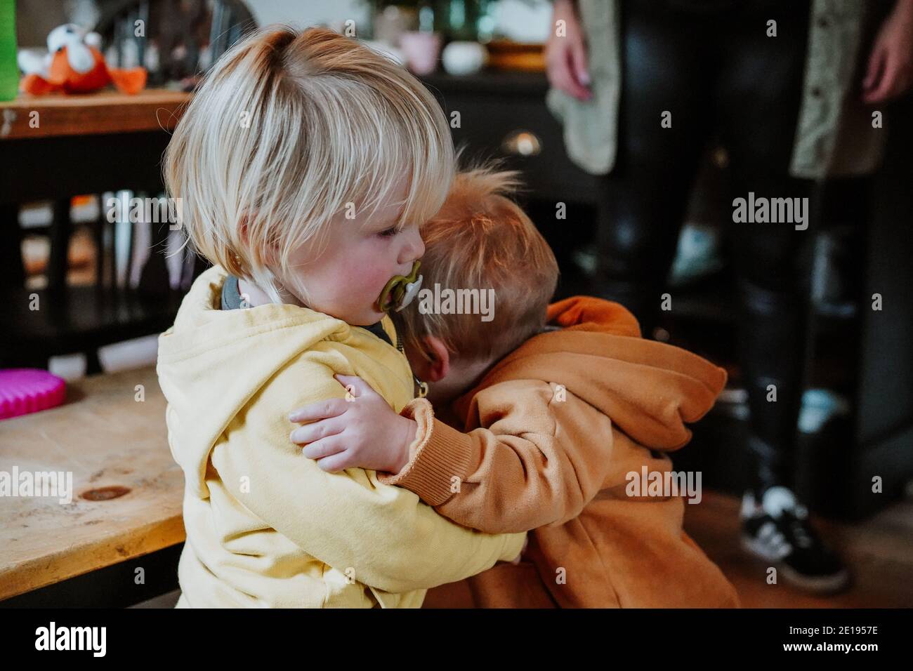 Kleinkind Jungen kuscheln Umarmung Stockfoto