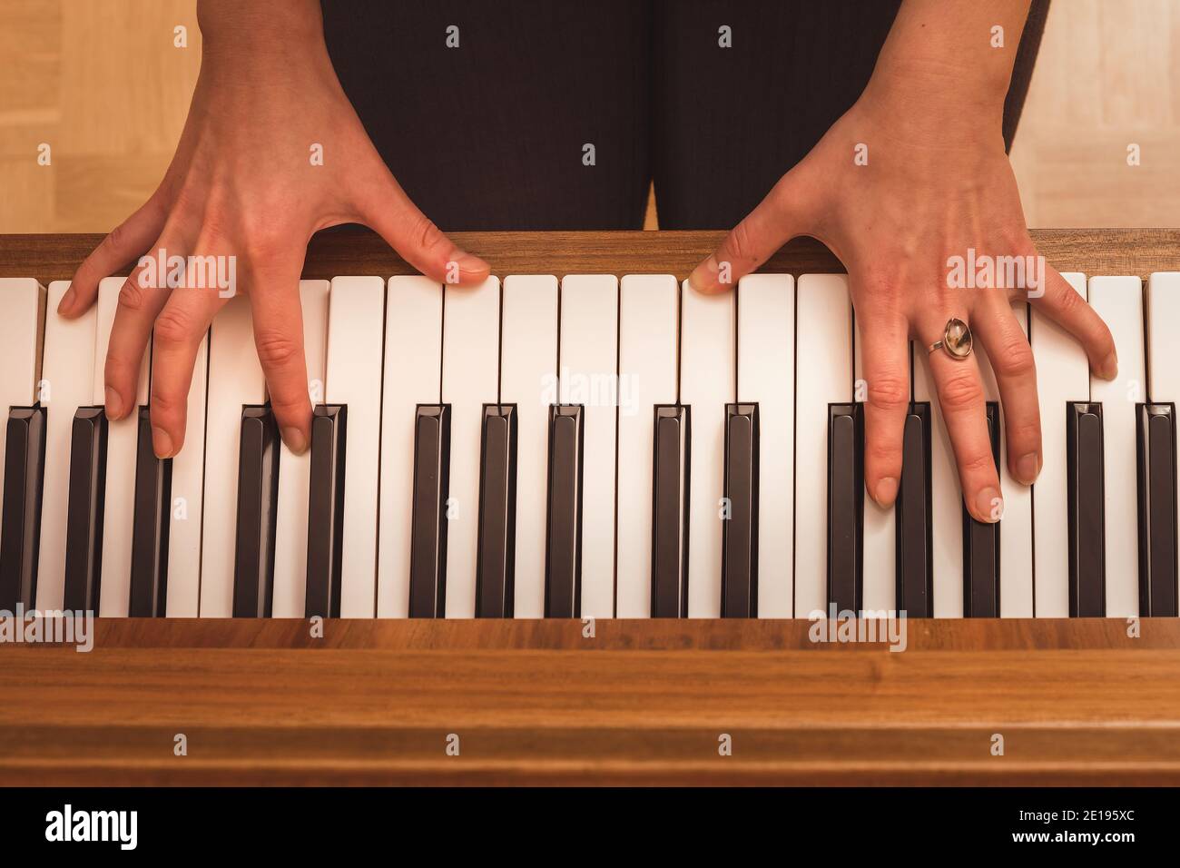 Pianist spielt Klavier, Nahaufnahme der Hände und Tasten, Draufsicht Stockfoto