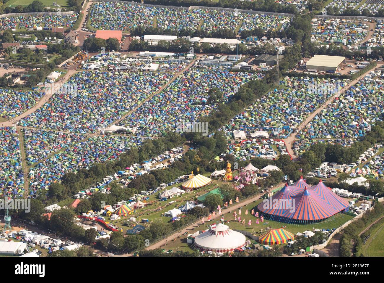 Datei Foto vom 27/06/19 einer Luftaufnahme von Zelten auf dem Glastonbury Festival auf der Worthy Farm in Somerset. Die britische Musikfestival-Landschaft steht vor einer "schweren" Zukunft, wenn die Saison 2021 wegen Coronavirus abgesagt wird, haben die Organisatoren gewarnt. Stockfoto