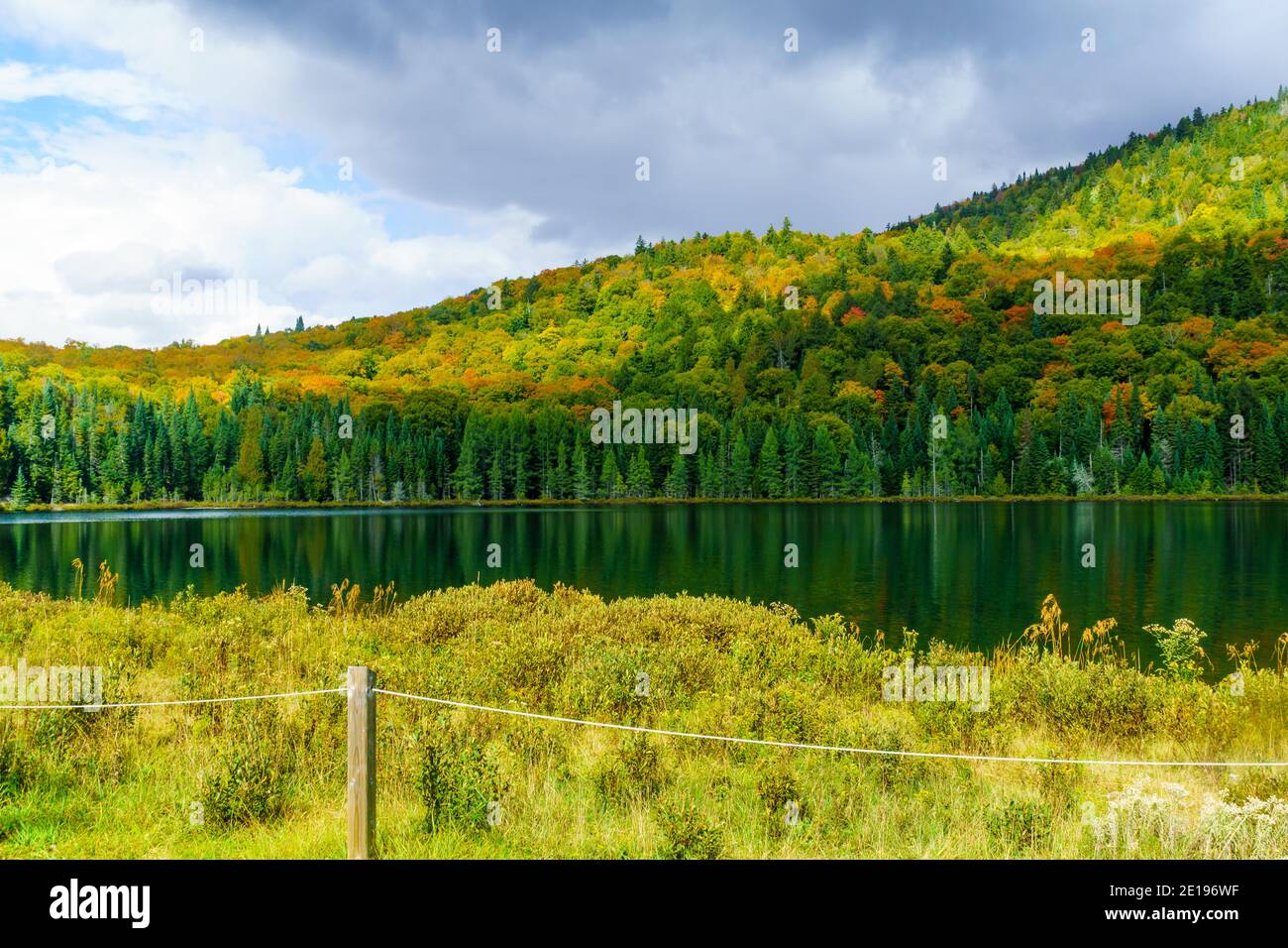 Anzeigen von Lauzon See und falllaub Farben, in Mont Tremblant, Quebec, Kanada Stockfoto