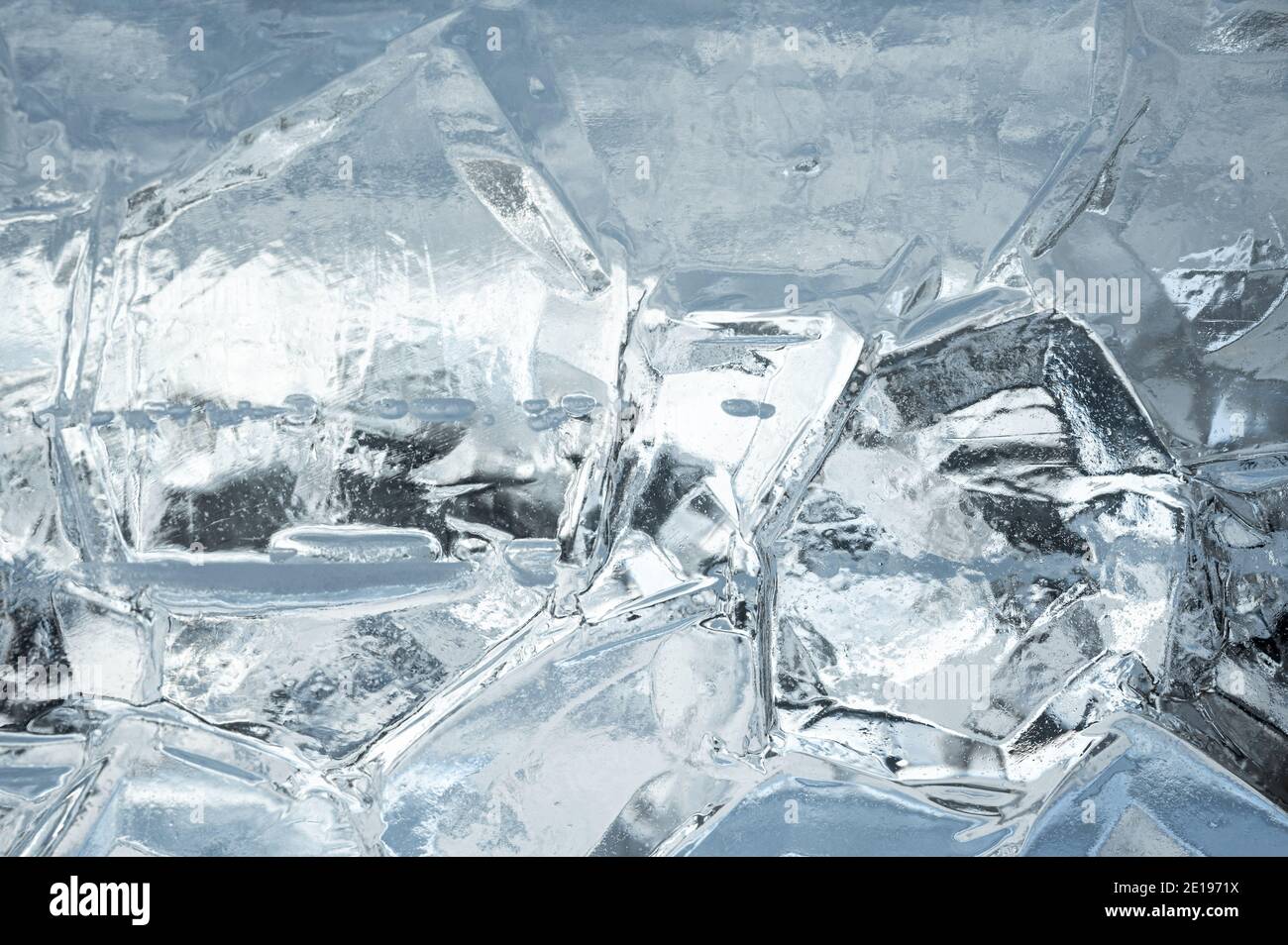 Abstrakter ICE-Hintergrund. Blauer Hintergrund mit Rissen auf der Eisoberfläche. Eis Hintergrundstruktur. Blau gefrorene Textur von Eis Stockfoto
