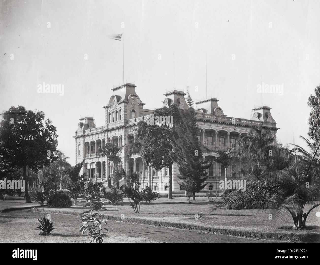 Vintage-Foto des 19. Jahrhunderts: Königspalast, Honolulu, Hawaii. Der ʻIolani Palast war die königliche Residenz der Herrscher des Königreichs Hawaii, beginnend mit Kamehameha III. Unter der Kamehameha Dynastie (1845) und endend mit Königin Liliʻuokalani (1893) unter der Kalākaua Dynastie, gegründet von ihrem Bruder, König David Kalākaua. Es liegt im Hauptstadtviertel der Innenstadt von Honolulu Stockfoto
