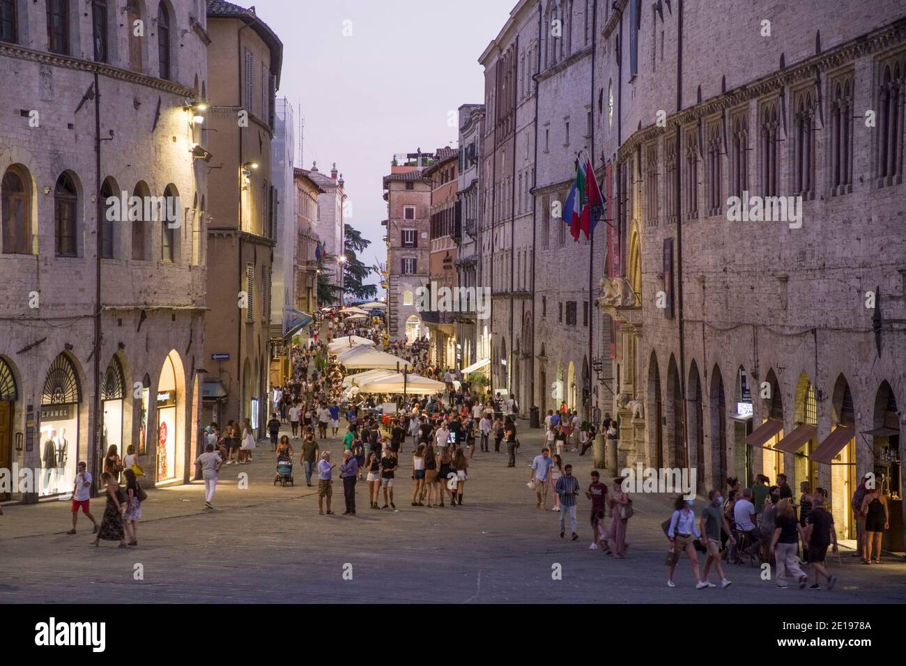 Italien, Umbrien: Perugia. Corso Pietro Vannucci bei Einbruch der Dunkelheit und der Palast ÒPalazzo dei PrioriÓ auf der rechten Seite Stockfoto