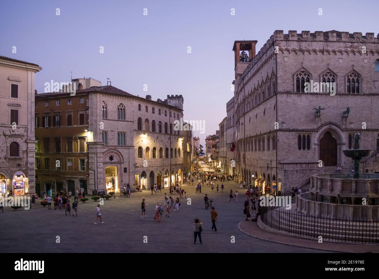 Italien, Umbrien: Perugia. Corso Pietro Vannucci bei Einbruch der Dunkelheit und der ÒPalazzo dei PrioriÓ Palast auf der rechten Seite, mit dem Brunnen ÒFontana MaggioreÓ in Ò Stockfoto