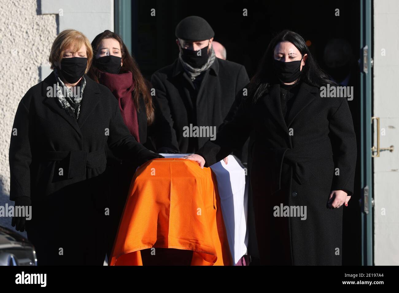 Bernadette Sands McKevitt (links), die Frau des ehemaligen Real IRA-Führers Michael McKevitt, begleitet seinen Sarg nach einer Trauermesse in Blackrock, Co Louth, aus der Kirche. Stockfoto