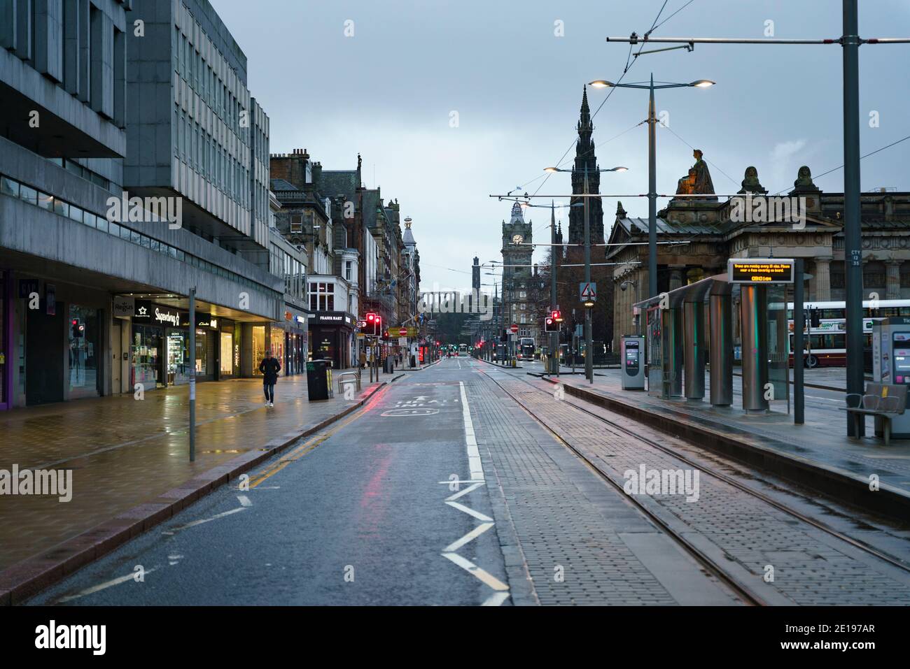 Edinburgh, Schottland, Großbritannien. Januar 2021. Blick auf ein nahezu verlassenes Stadtzentrum von Edinburgh, als Schottland am ersten Tag einer neuen strengen nationalen Sperre aufwacht, die von der schottischen Regierung angekündigt wurde, um den neuen Anstieg der Covid-19-Infektionen einzudämmen. PIC; Princes Street ist sehr ruhig. Iain Masterton/Alamy Live News Stockfoto